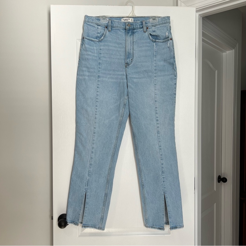 Abercrombie & Fitch The 90s Ultra High Rise Straight Split Hem Light Wash Jeans